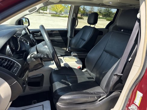 Used 2016 Chrysler Town & Country Touring-L image 14