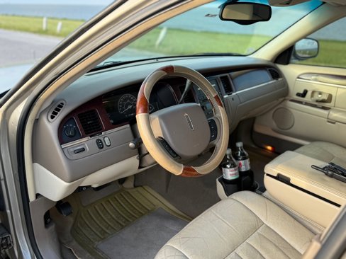 Used 2005 Lincoln Town Car Signature image 6
