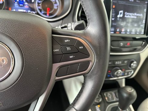 Used 2019 Jeep Cherokee Limited image 16