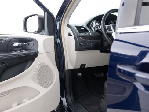 Used 2016 Chrysler Town & Country Touring image 24