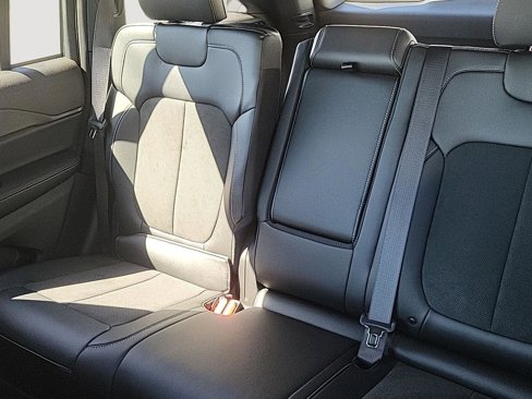 New 2025 Jeep Grand Cherokee Altitude image 32