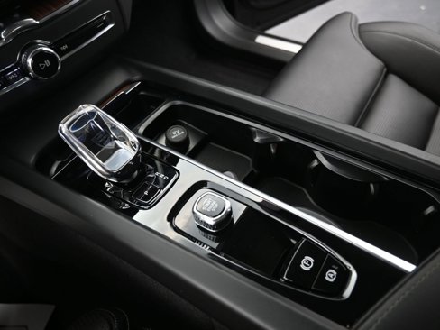 Certified 2023 Volvo XC60 B5 Ultimate w/ Protection Package Premier image 25