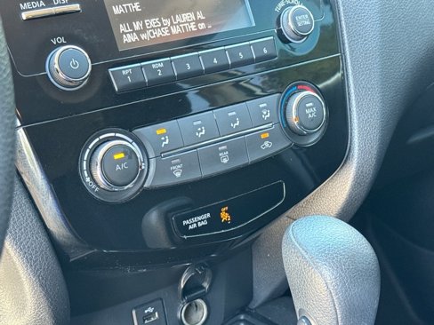 Used 2016 Nissan Rogue S w/ Appearance Package image 24