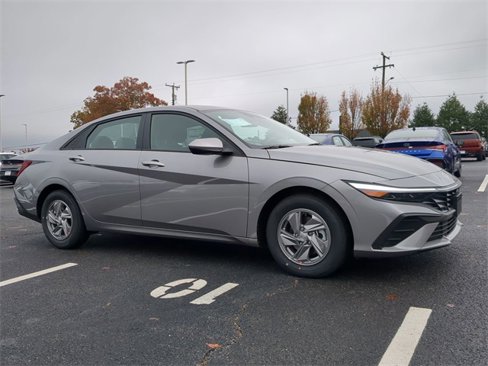 New 2025 Hyundai Elantra SE image 2