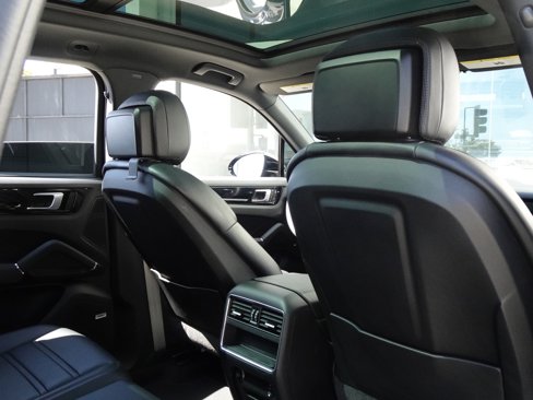 Used 2022 Porsche Cayenne Platinum Edition image 21