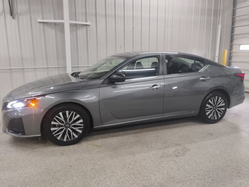Used 2024 Nissan Altima 2.5 SV image 2