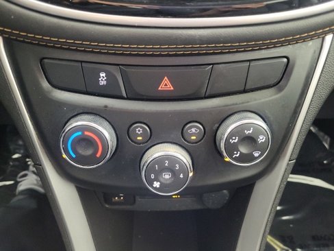 Used 2022 Chevrolet Trax LT w/ LT Convenience Package image 28