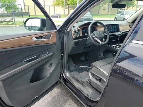 Used 2024 Volkswagen Atlas SE image 12