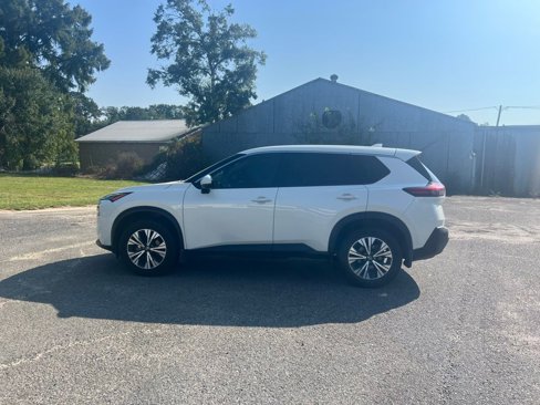 Used 2021 Nissan Rogue SV image 3
