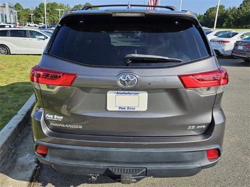 Used 2018 Toyota Highlander SE image 13