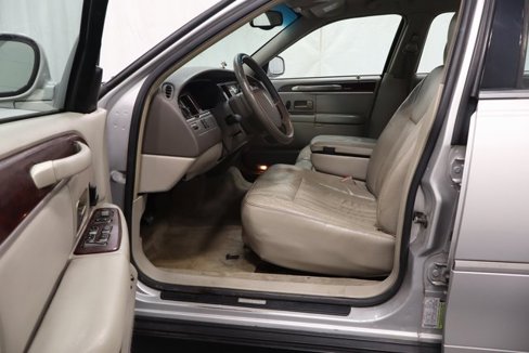 Used 2005 Lincoln Town Car Signature image 10