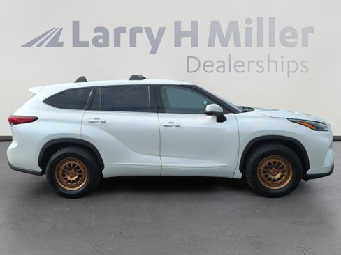 Used 2022 Toyota Highlander LE image 6