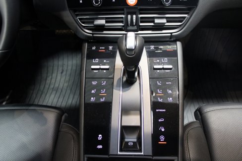Certified 2024 Porsche Macan image 31
