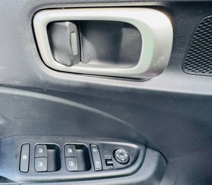 Used 2021 Hyundai Venue SE image 9