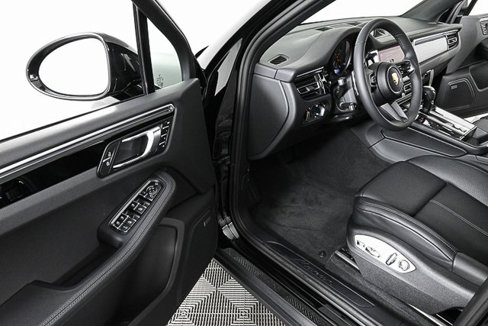 Certified 2025 Porsche Macan image 7
