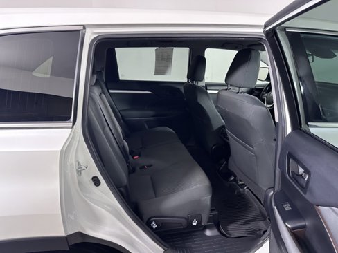 Used 2018 Toyota Highlander LE image 11