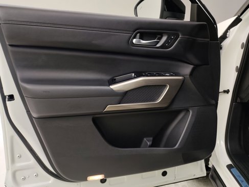 Used 2022 Nissan Pathfinder Platinum w/ Cargo Package image 11