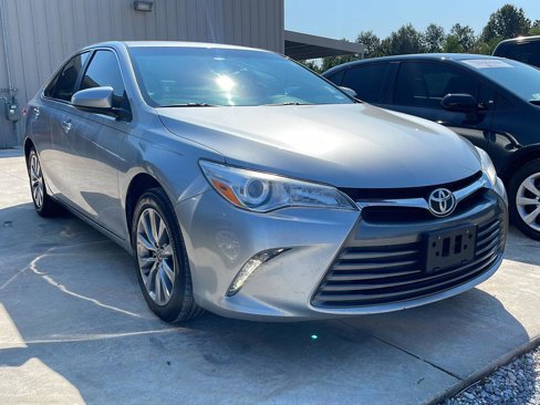 Used 2017 Toyota Camry SE image 2