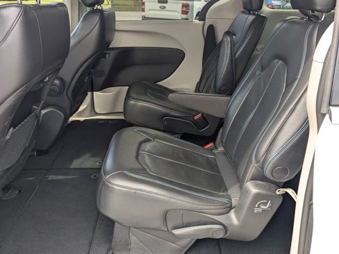 Used 2021 Chrysler Pacifica Touring-L image 27