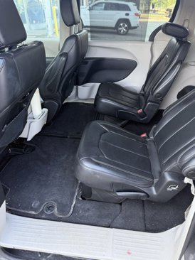 Used 2022 Chrysler Pacifica Touring-L image 5