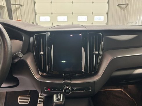 Used 2018 Volvo XC60 T6 R-Design w/ Convenience Package image 19