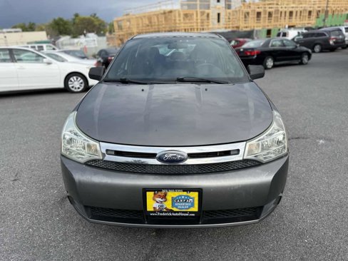 Used 2010 Ford Focus SE image 2
