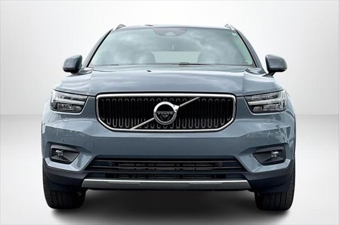 Used 2022 Volvo XC40 T5 Momentum image 2