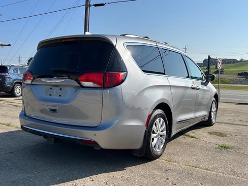 Certified 2017 Chrysler Pacifica Touring-L image 5