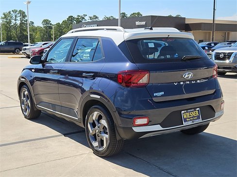 Used 2023 Hyundai Venue Limited image 10