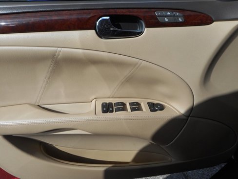 Used 2011 Buick Lucerne CXL image 10