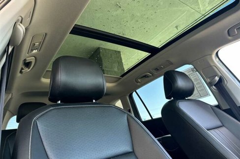 Used 2022 Volkswagen Tiguan SE w/ Panoramic Sunroof Package image 17