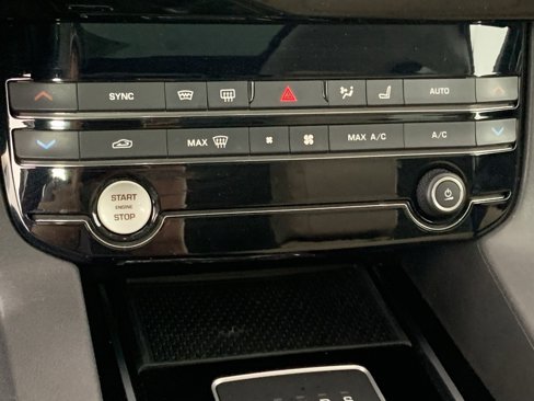 Used 2017 Jaguar F-PACE Premium image 13