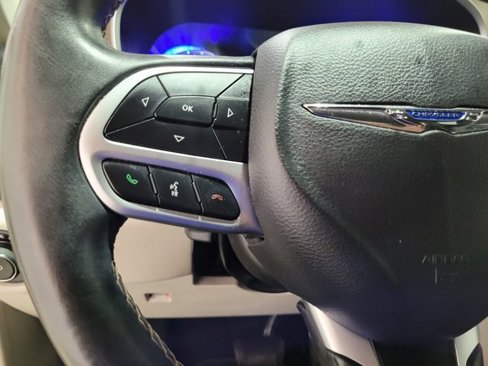 Used 2018 Chrysler Pacifica Touring-L w/ Premium Audio Group image 29