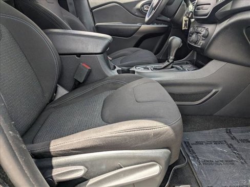 Used 2019 Jeep Cherokee Latitude w/ Popular Appearance Group image 19