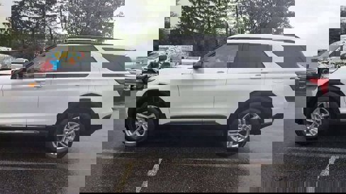 Certified 2022 Ford Explorer XLT w/ Equipment Group 202A image 5