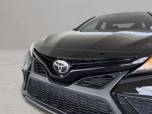 Used 2022 Toyota Camry SE image 2