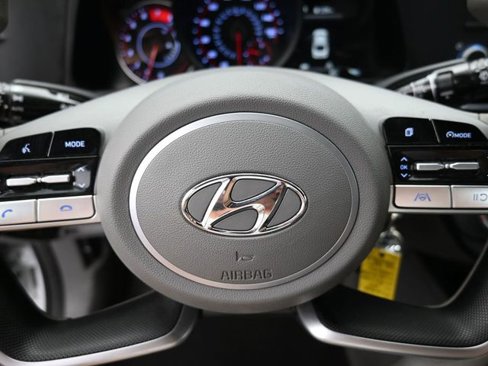 Used 2022 Hyundai Elantra SE image 28