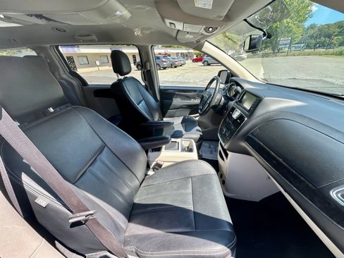 Used 2016 Chrysler Town & Country Touring image 19