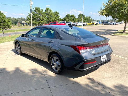 Used 2025 Hyundai Elantra SE w/ Cargo Package image 4