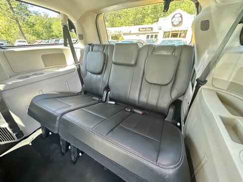 Used 2016 Chrysler Town & Country Touring image 14