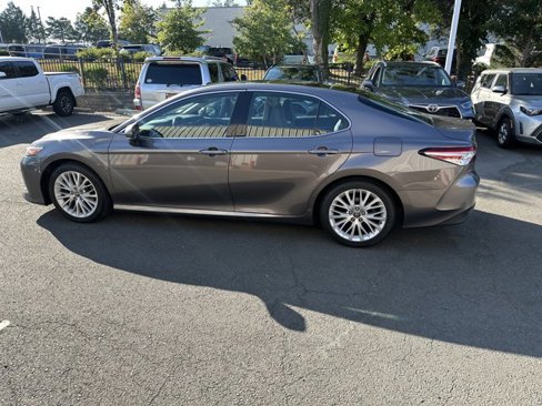 Used 2018 Toyota Camry XLE image 8