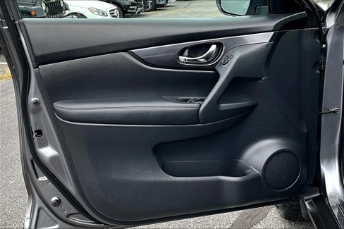 Used 2017 Nissan Rogue SV image 20