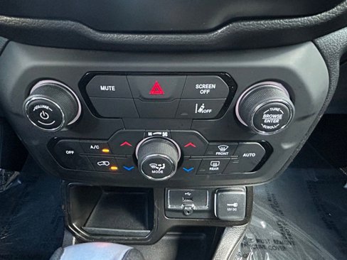 Certified 2021 Jeep Renegade Latitude image 26