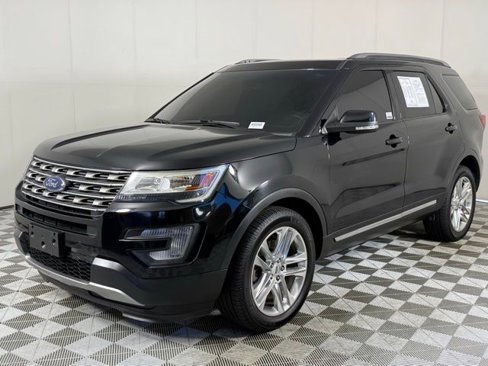 Used 2017 Ford Explorer XLT w/ Equipment Group 202A image 3