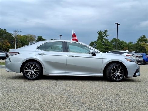Used 2024 Toyota Camry SE image 2