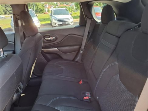 Used 2019 Jeep Cherokee Latitude w/ Popular Appearance Group image 5