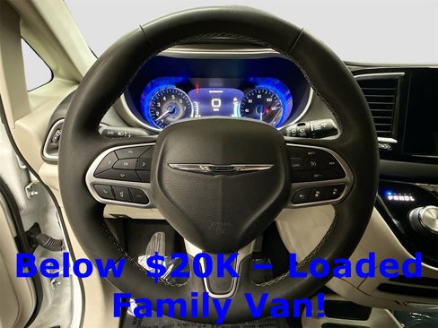 Used 2022 Chrysler Pacifica Touring-L image 11