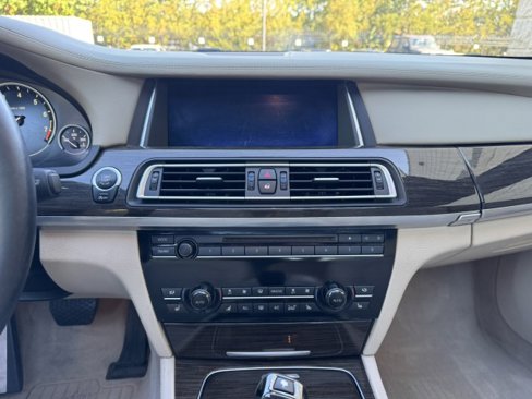 Used 2013 BMW 750i xDrive image 26
