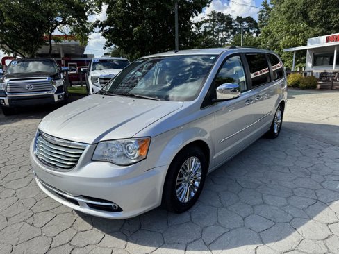 Used 2011 Chrysler Town & Country Limited image 9