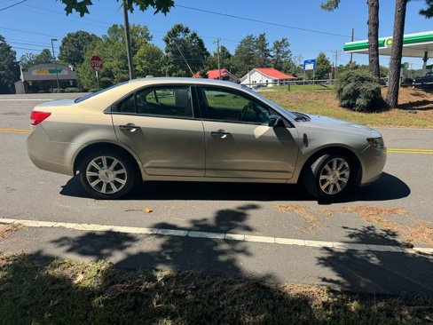 Used 2010 Lincoln MKZ image 5